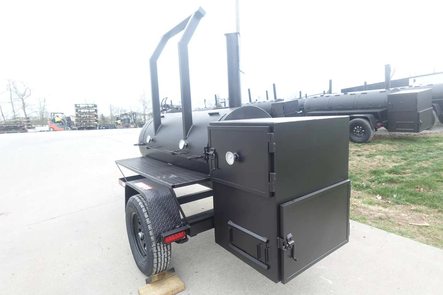 250 Gal Smoker Single Door with Counter Weight and Charkettle - Image 4